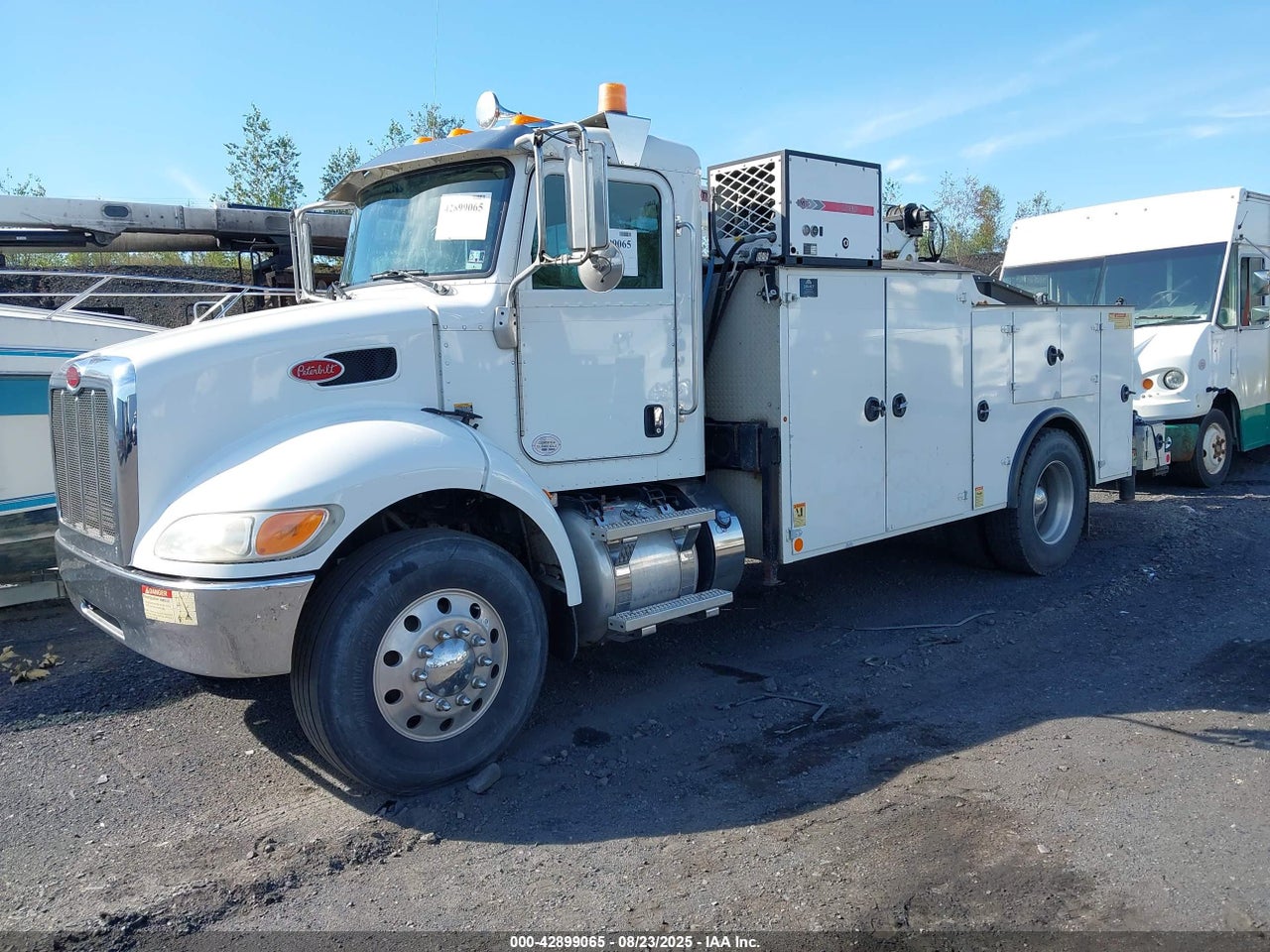 2016 PETERBILT 337 · 2/4