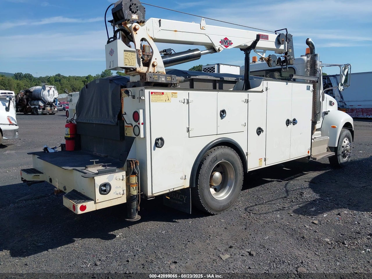 2016 PETERBILT 337 · 4/4