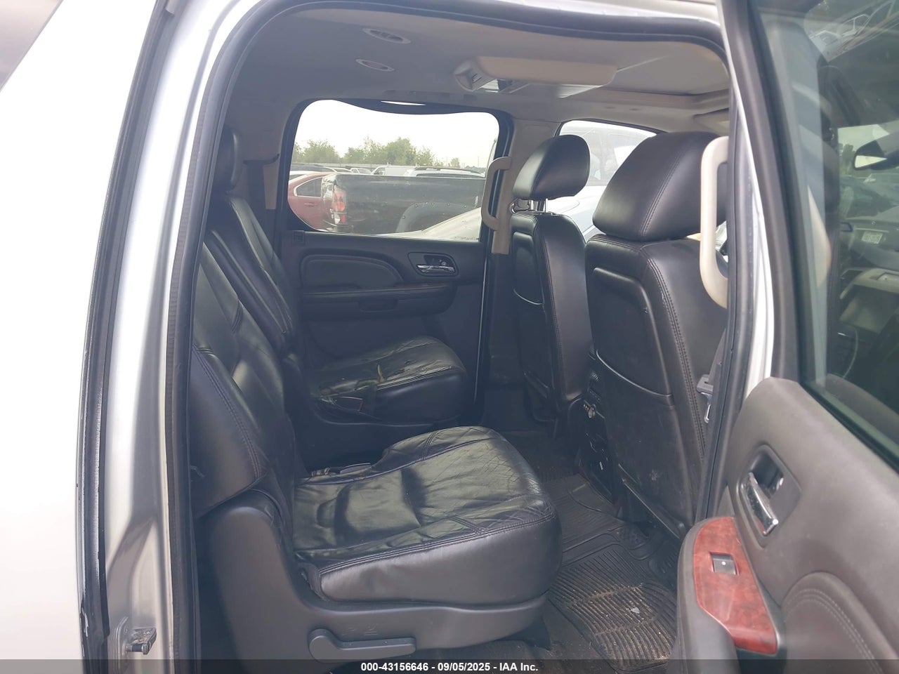 2011 CADILLAC ESCALADE ESV LUXURY · 8/11