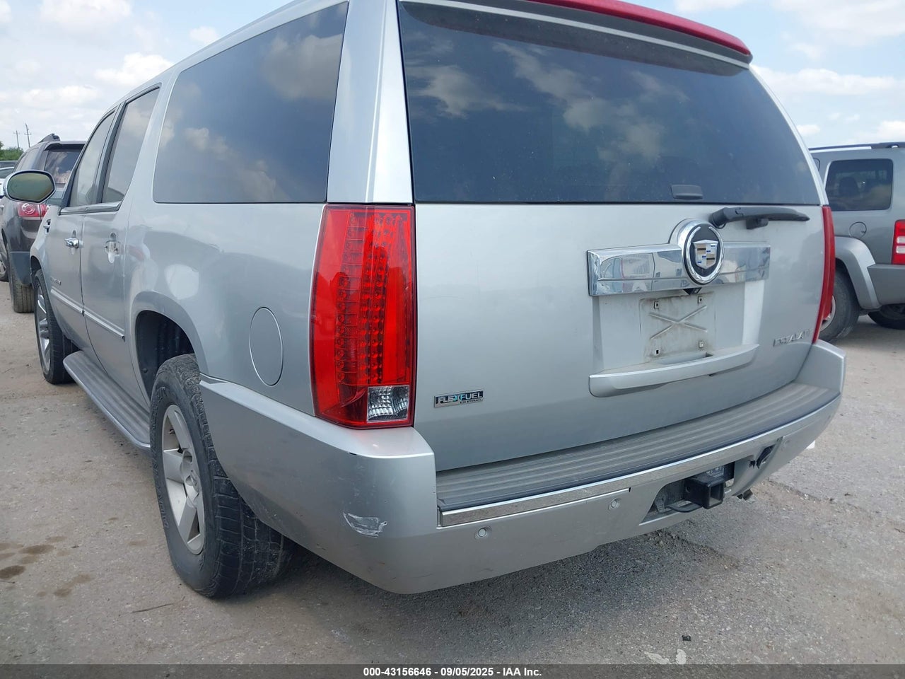 2011 CADILLAC ESCALADE ESV LUXURY · 3/11