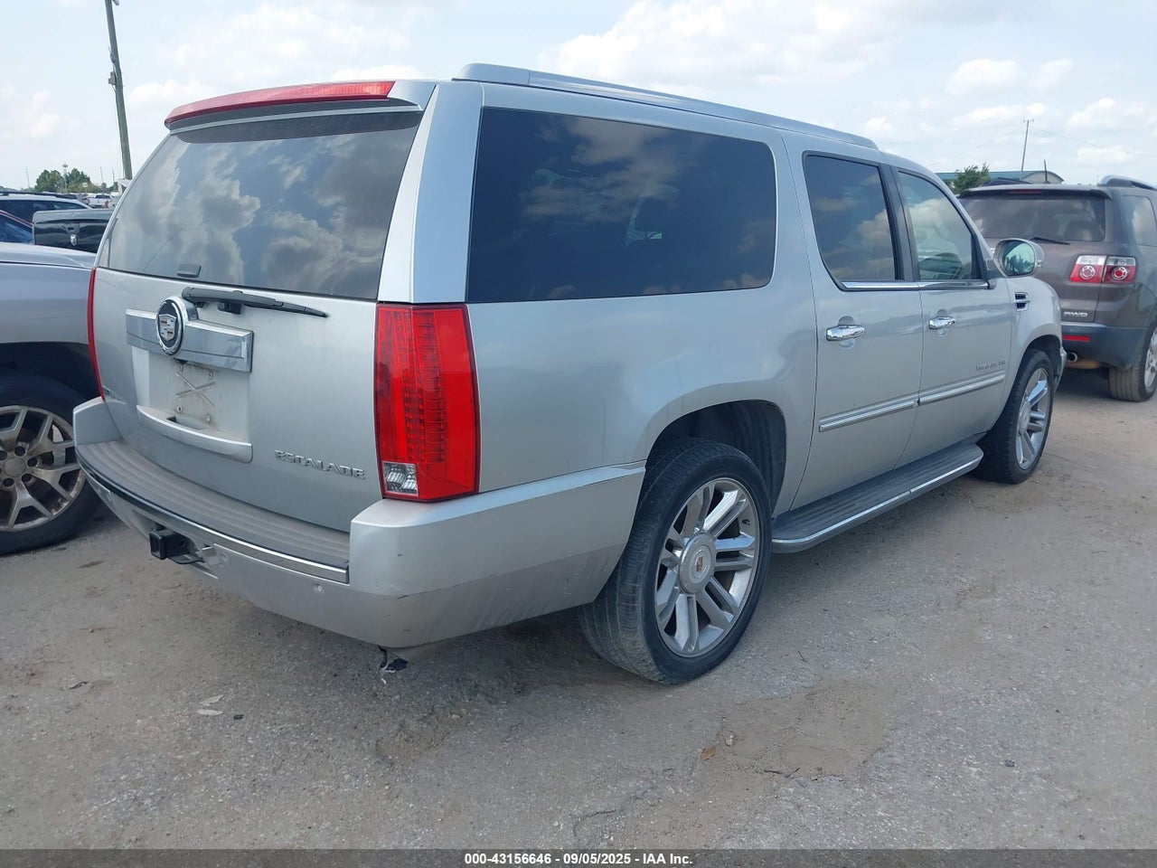 2011 CADILLAC ESCALADE ESV LUXURY · 4/11