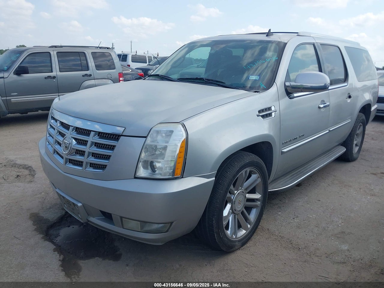 2011 CADILLAC ESCALADE ESV LUXURY · 2/11