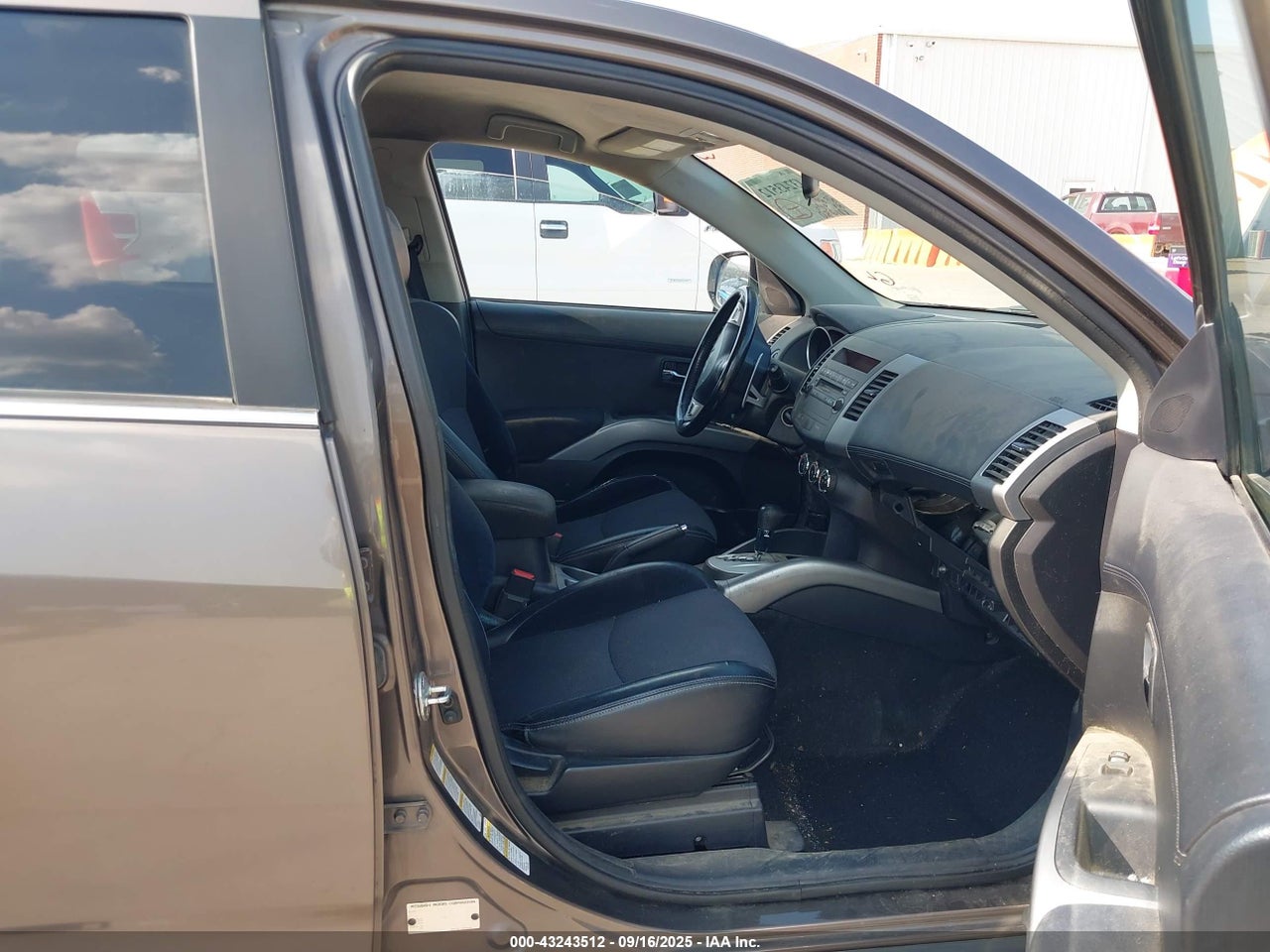 2011 MITSUBISHI OUTLANDER XLS · 5/11