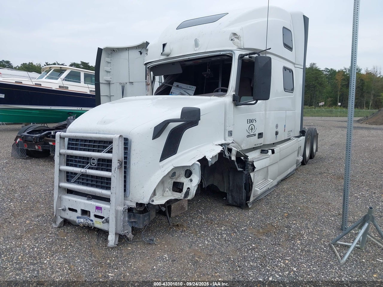 2017 VOLVO VNL · 2/4