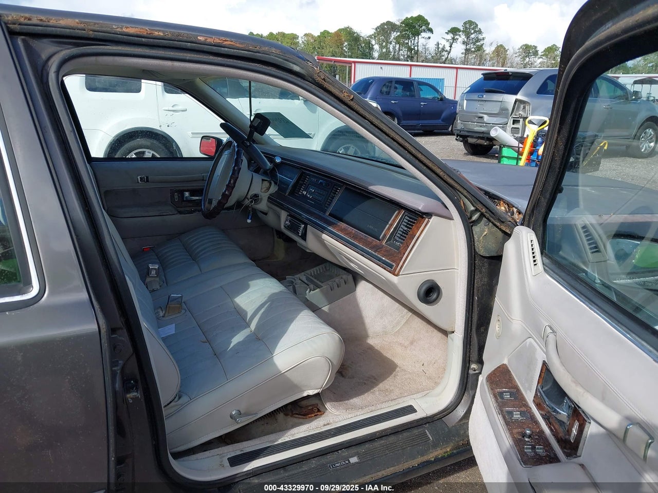 1992 LINCOLN TOWN CAR EXECUTIVE · 5/11