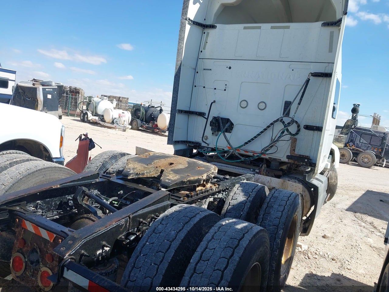 2019 INTERNATIONAL LT · 4/4