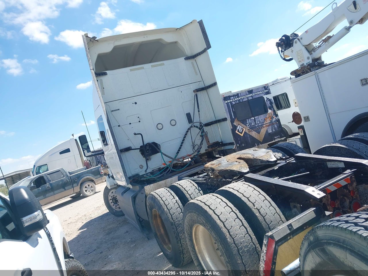 2019 INTERNATIONAL LT · 3/4