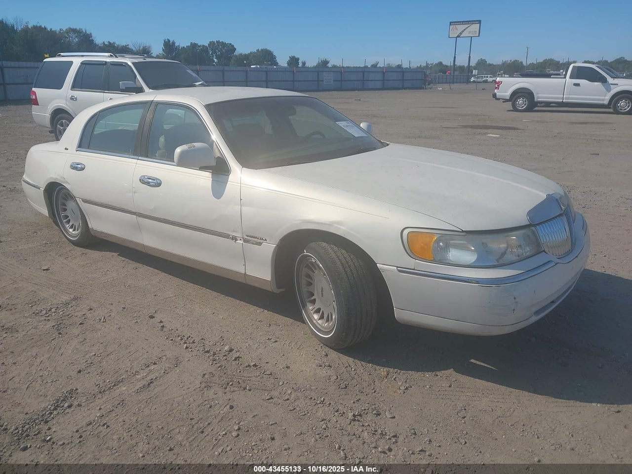 1LNHM83W51Y****** · 2001 LINCOLN TOWN CAR CARTIER