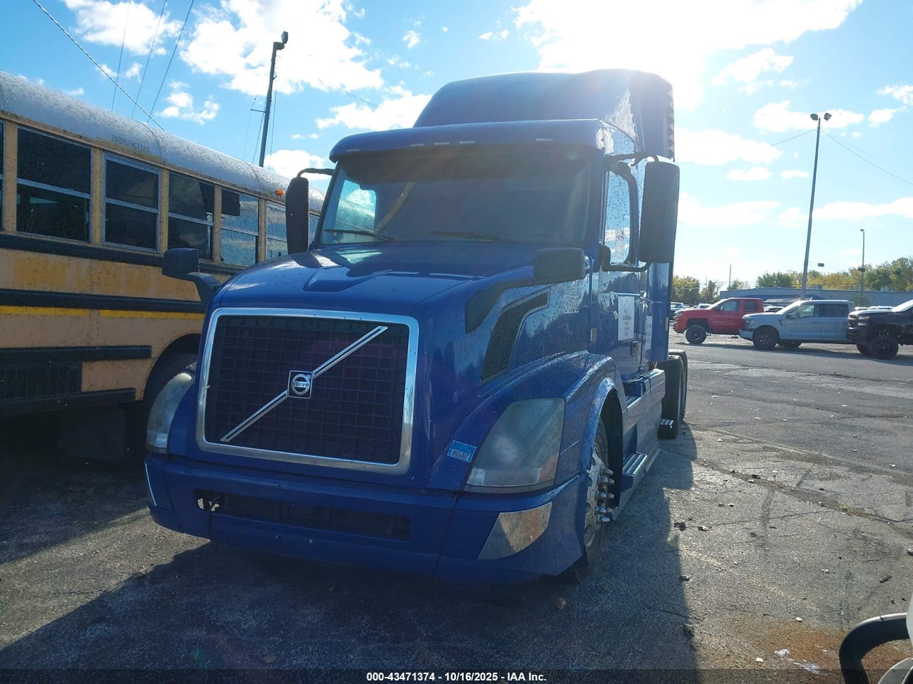 2017 VOLVO VNL · 2/4