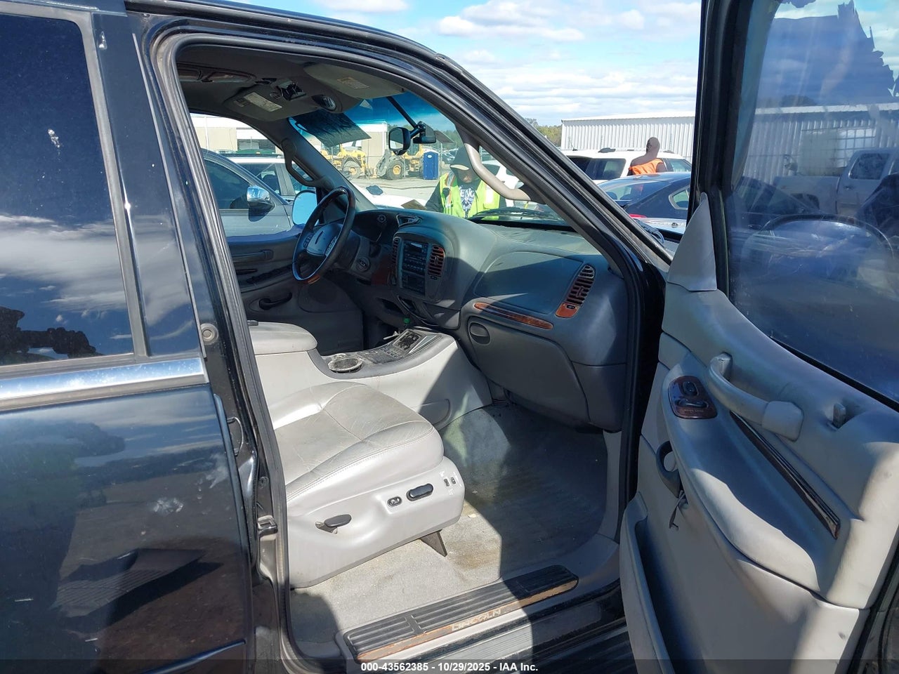 2001 LINCOLN NAVIGATOR · 5/11