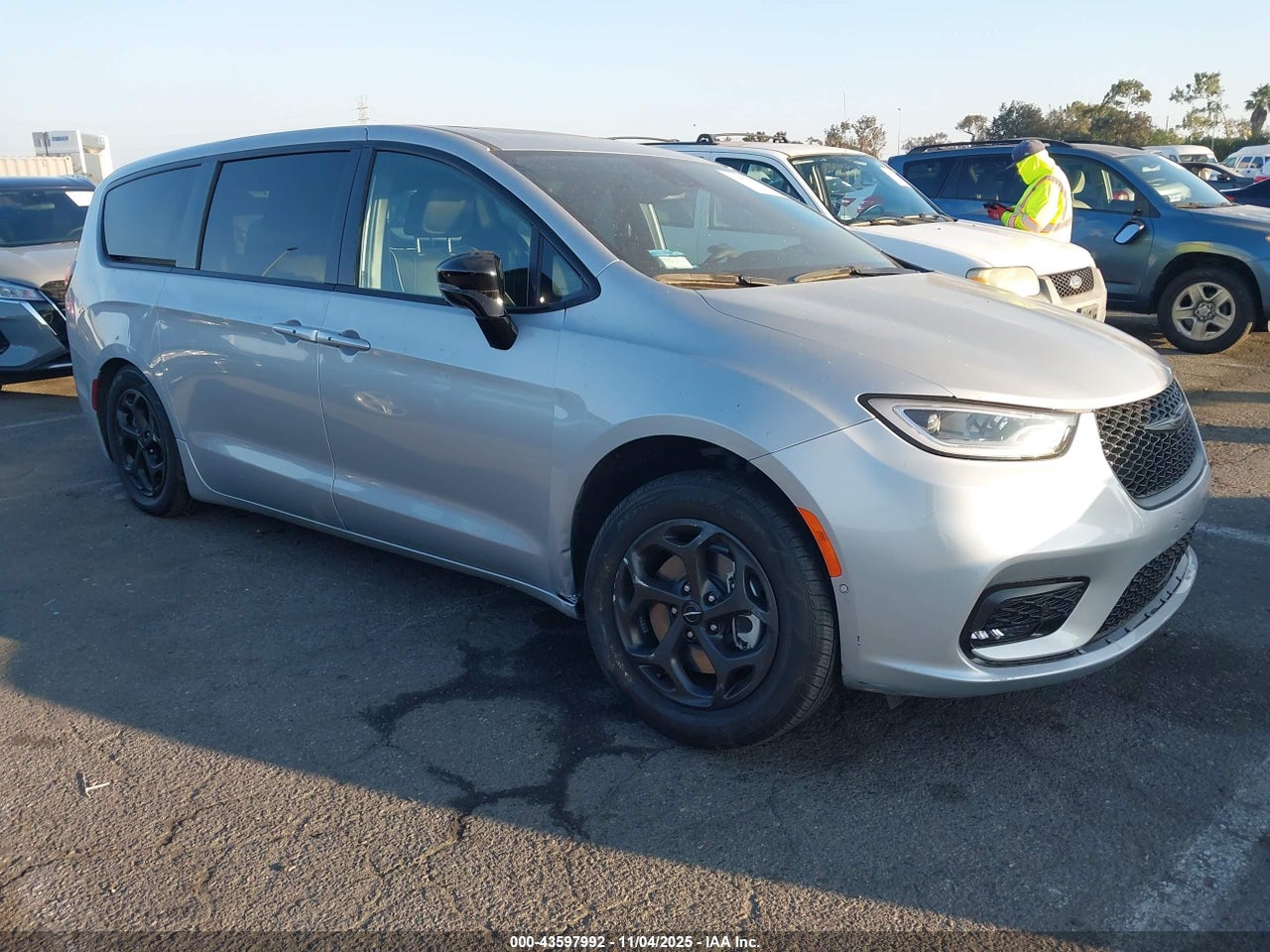2C4RC1S77PR****** · 2023 CHRYSLER PACIFICA HYBRID LIMITED
