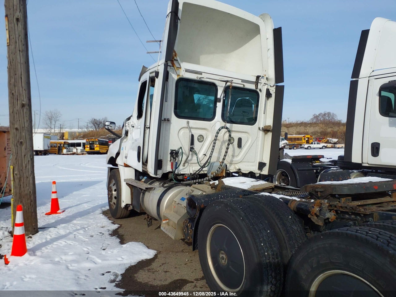2020 FREIGHTLINER NEW CASCADIA 126 · 3/4