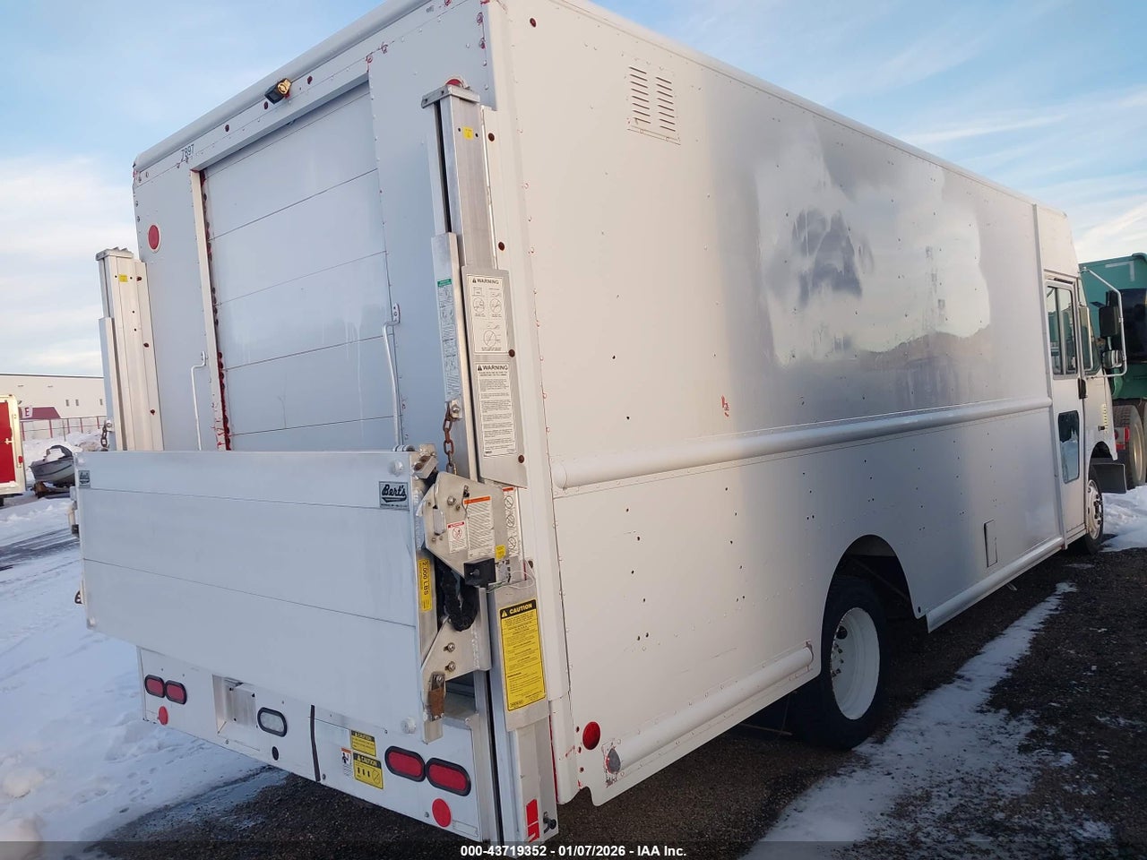 2014 FREIGHTLINER CHASSIS M LINE WALK-IN VAN · 4/4