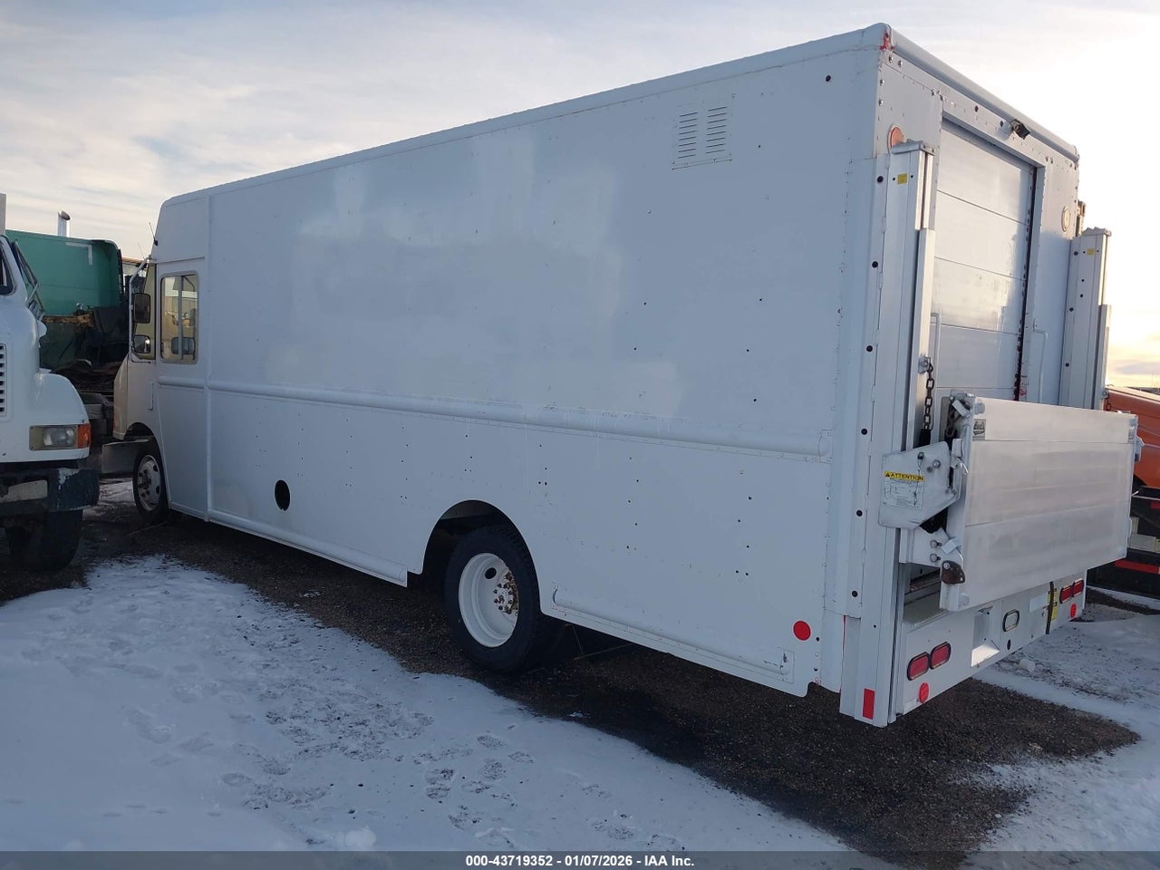 2014 FREIGHTLINER CHASSIS M LINE WALK-IN VAN · 3/4