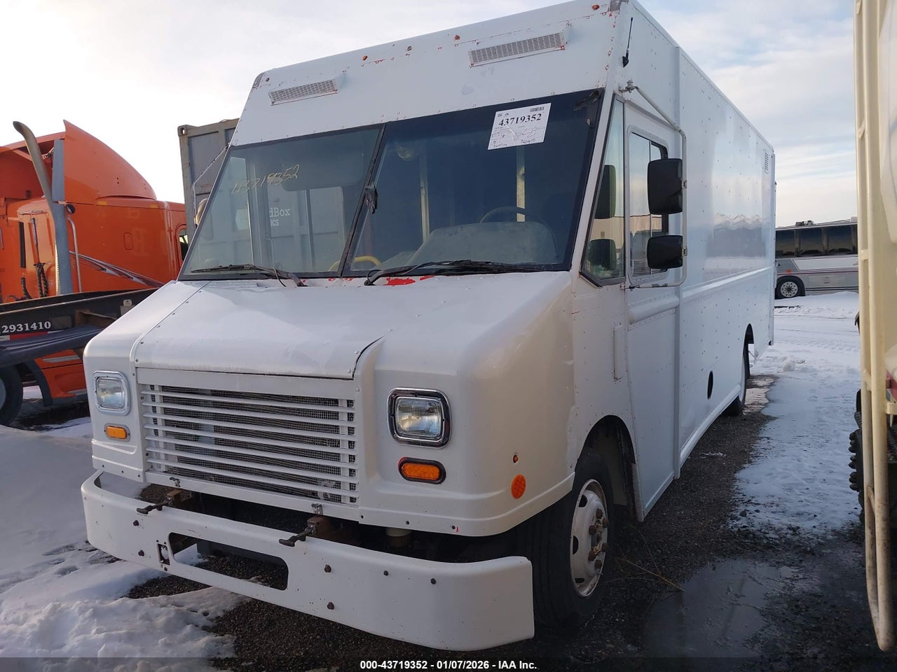 2014 FREIGHTLINER CHASSIS M LINE WALK-IN VAN · 2/4