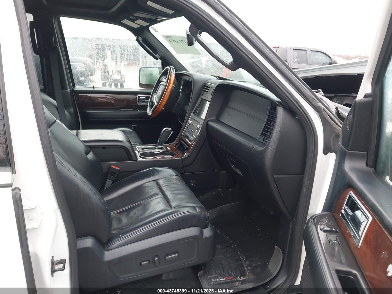 2017 LINCOLN NAVIGATOR SELECT · 5/11