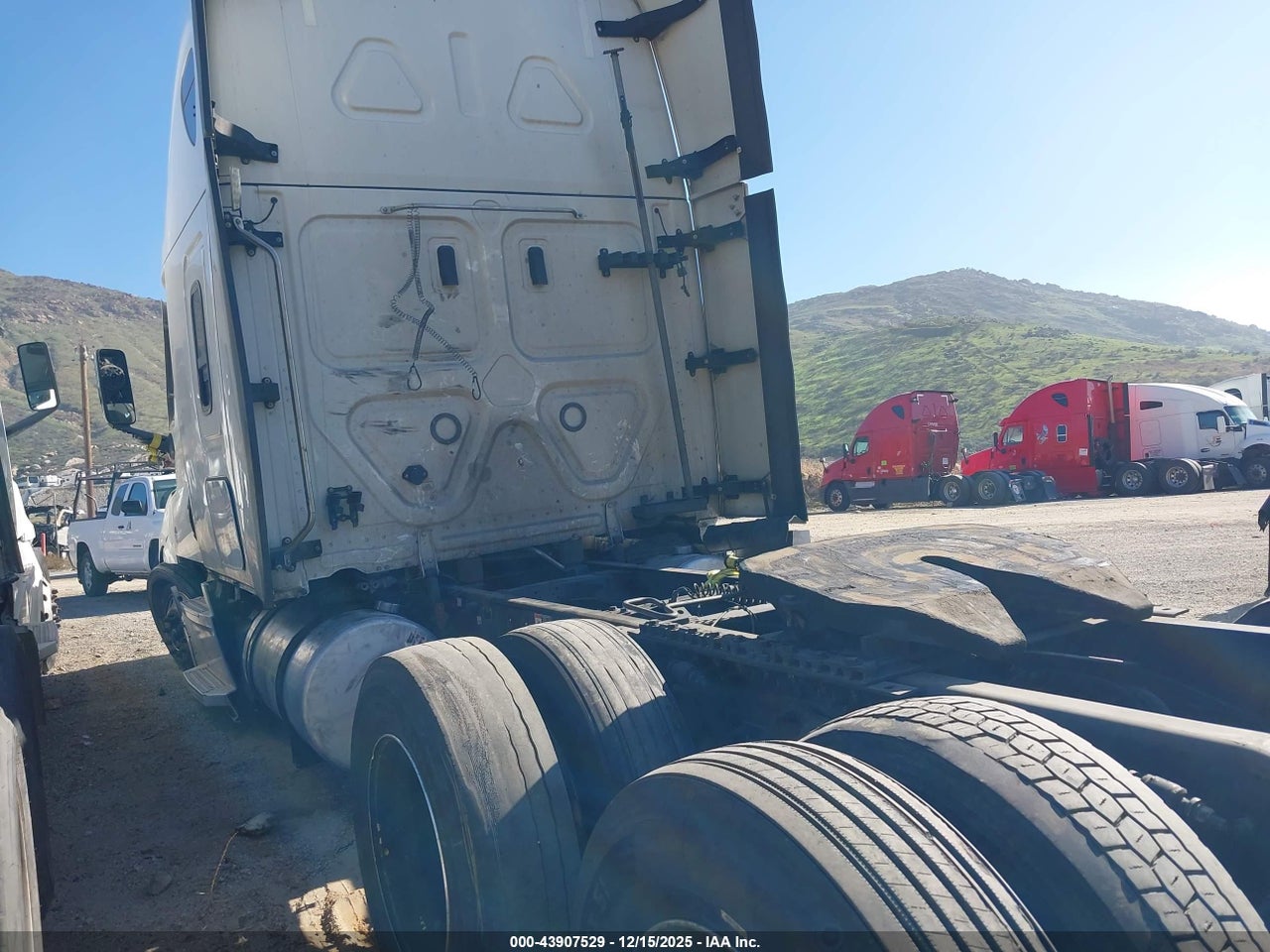 2022 FREIGHTLINER NEW CASCADIA 126 · 3/4