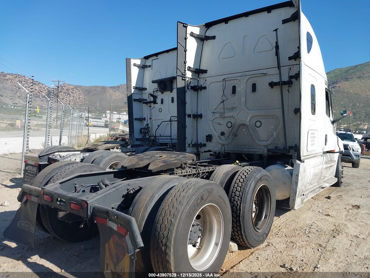 2022 FREIGHTLINER NEW CASCADIA 126 · 4/4