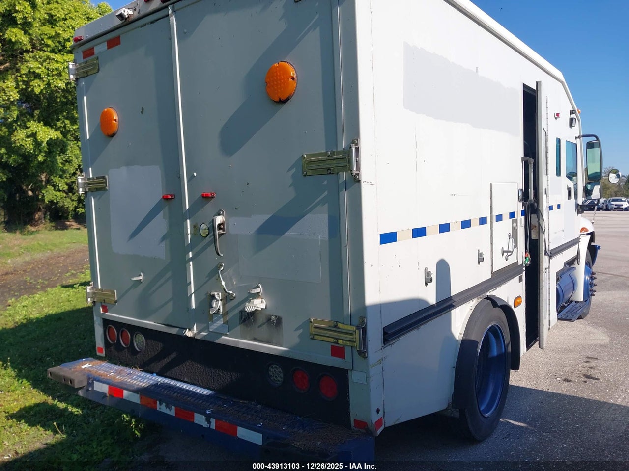 2011 INTERNATIONAL 4000 4300 LP · 4/4