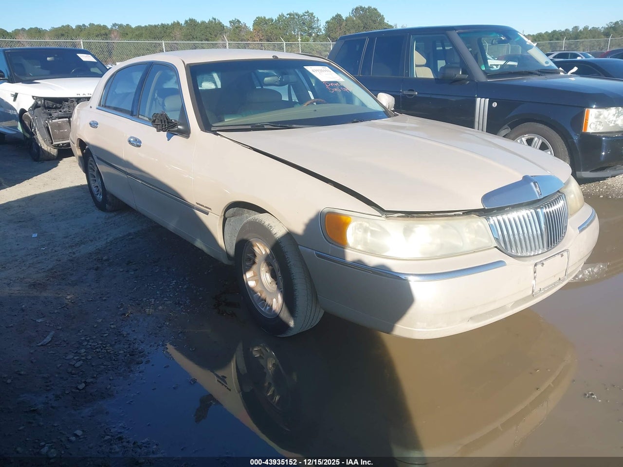 1LNHM83W2YY****** · 2000 LINCOLN TOWN CAR CARTIER