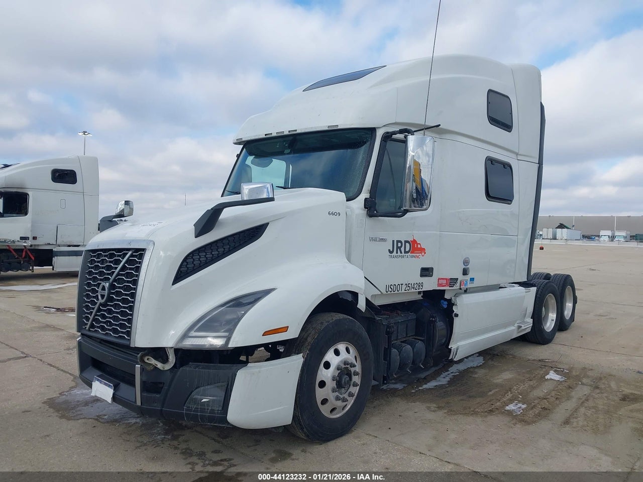 2023 VOLVO VNL · 2/4