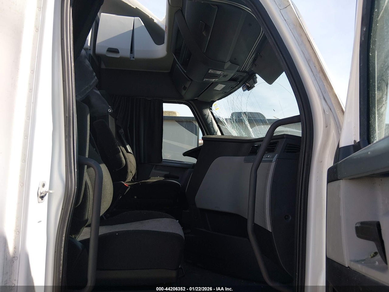 2022 FREIGHTLINER NEW CASCADIA 126 · 5/11