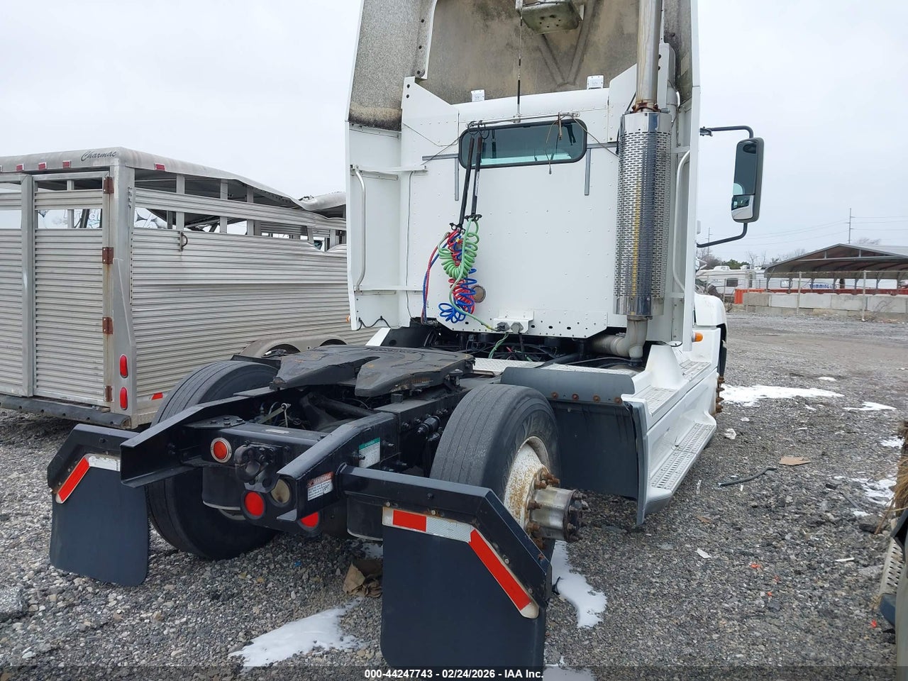 2000 FREIGHTLINER CONVENTIONAL FLC120 · 4/4