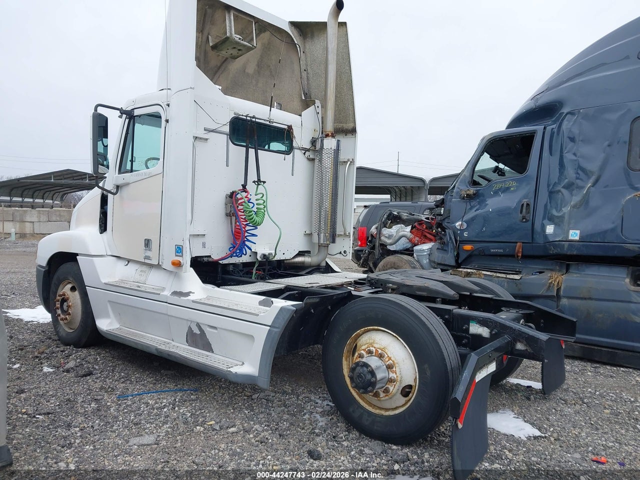 2000 FREIGHTLINER CONVENTIONAL FLC120 · 3/4