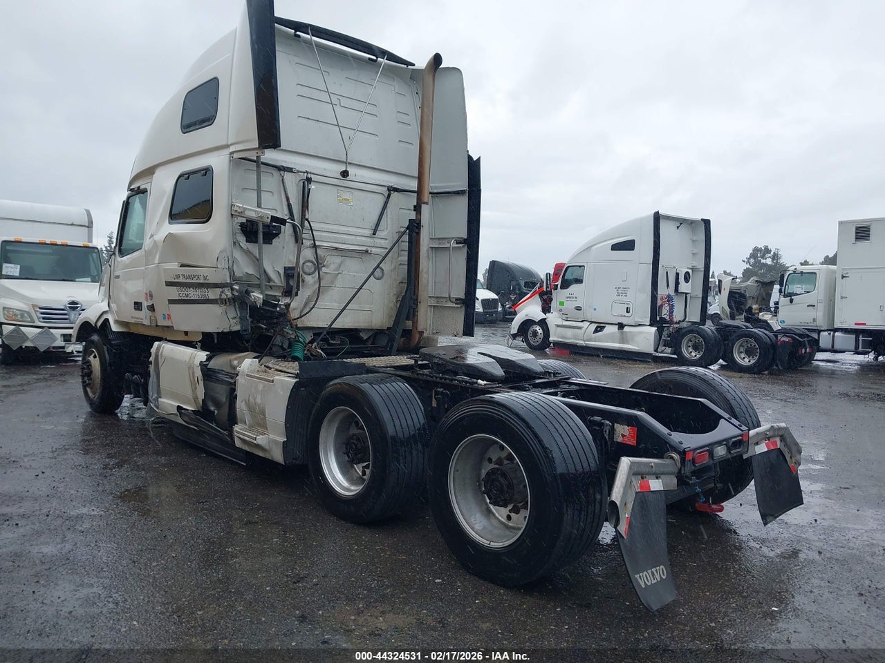 4V4NC9EH2NN****** · 2022 VOLVO VNL · 3/4