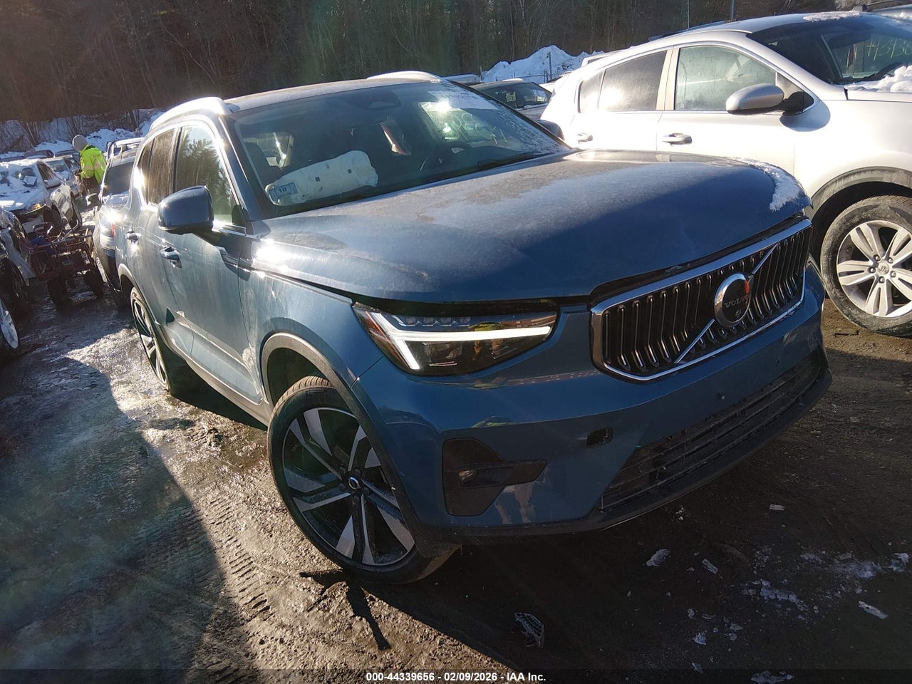 YV4L12UE3S2****** · 2025 VOLVO XC40 B5 PLUS BRIGHT THEME