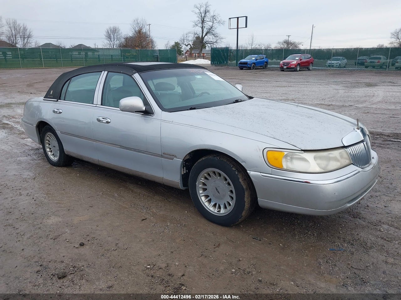 1LNHM83W7YY****** · 2000 LINCOLN TOWN CAR CARTIER