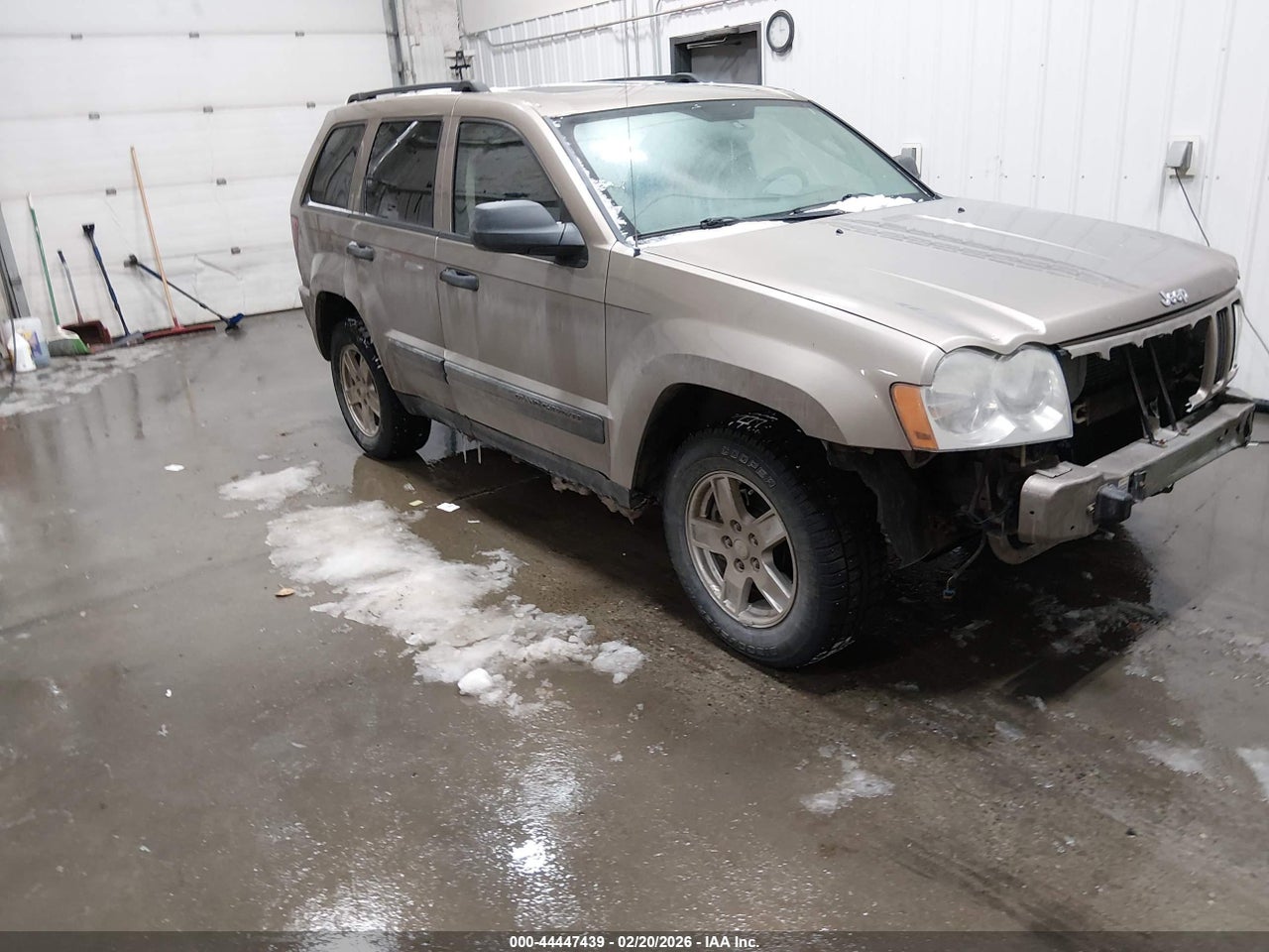 1J4GR48K15C****** · 2005 JEEP GRAND CHEROKEE LAREDO