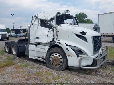 2020 VOLVO VNR  