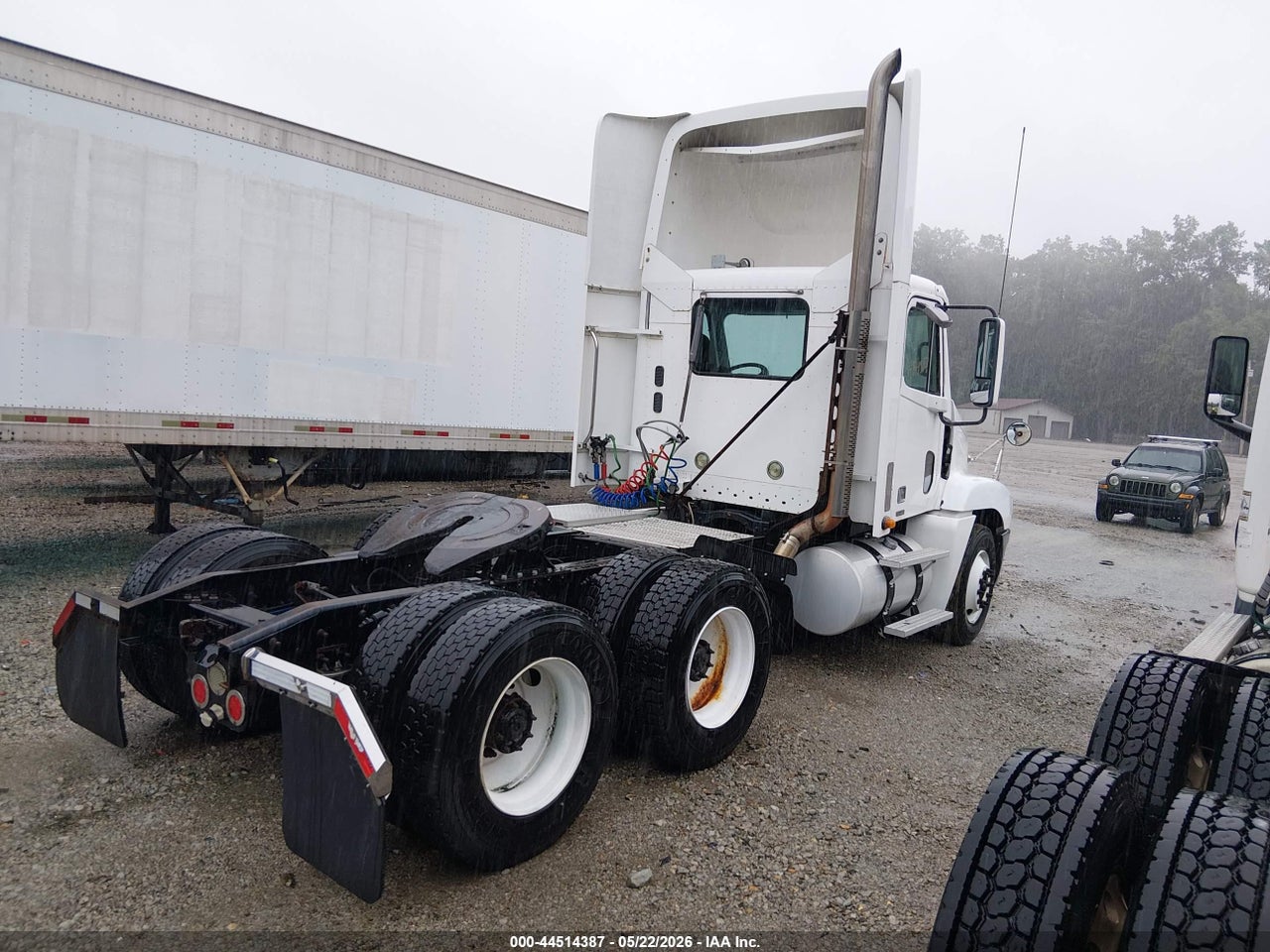 2009 FREIGHTLINER CONVENTIONAL ST120 · 4/11