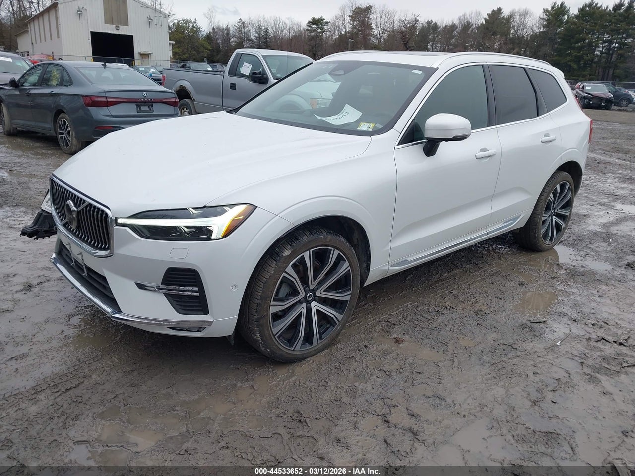 2023 VOLVO XC60 B5 ULTIMATE BRIGHT THEME · 2/11