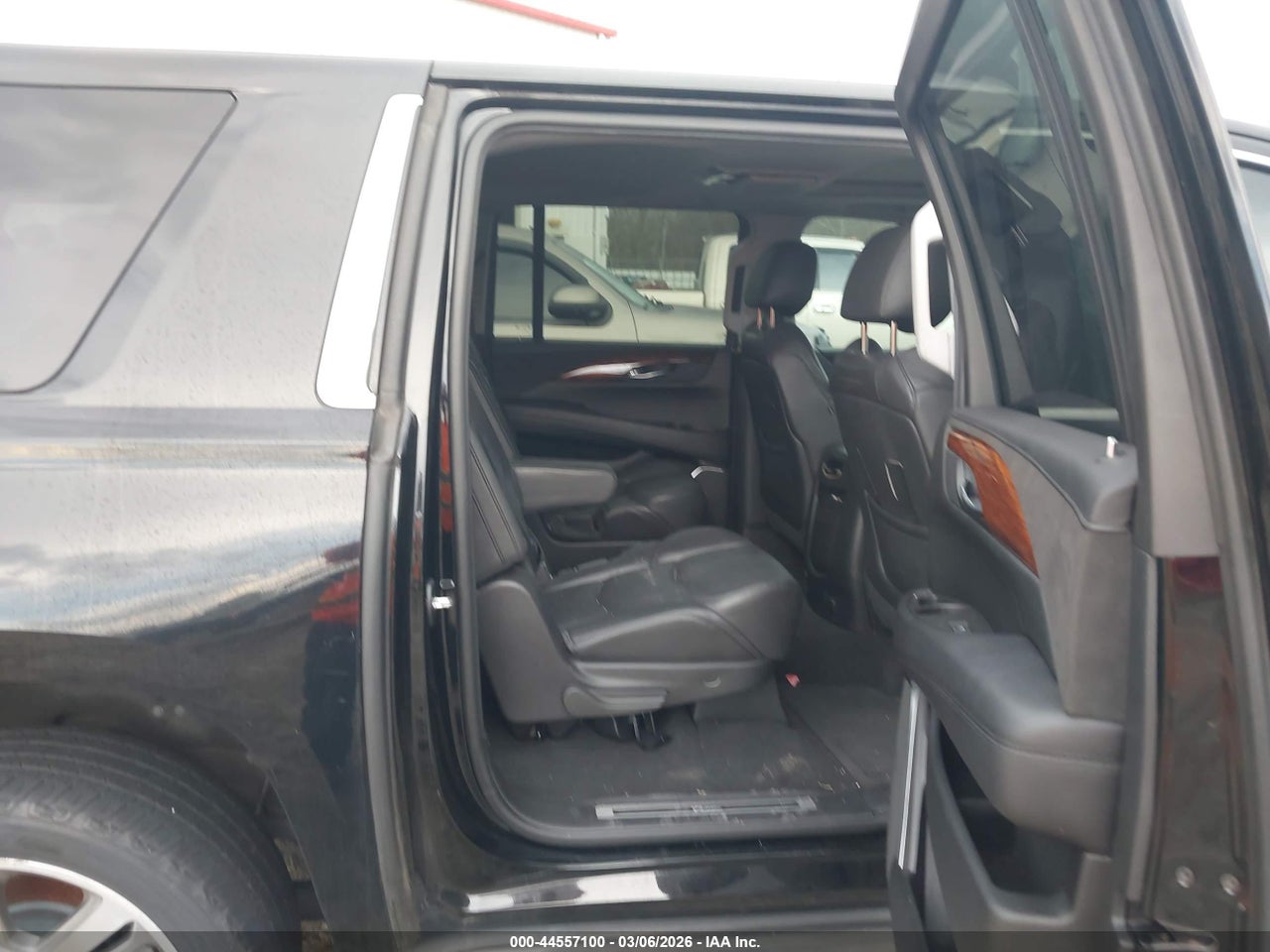 1GYS3HKJ0FR****** · 2015 CADILLAC ESCALADE ESV LUXURY · 8/10