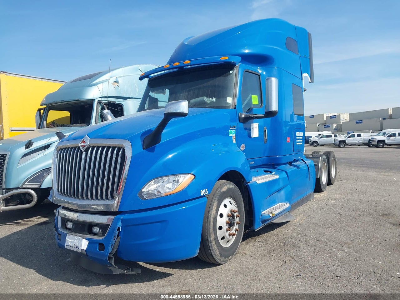 2023 INTERNATIONAL LT · 2/4