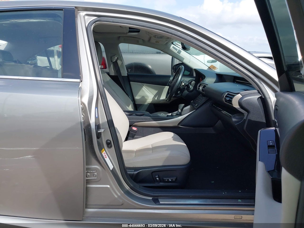 2016 LEXUS IS 200T   · 5/11