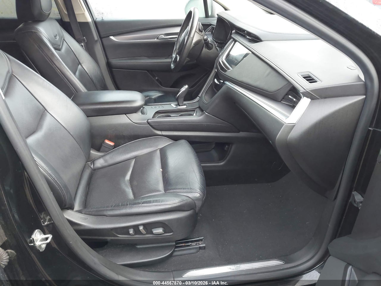 2017 CADILLAC XT5 LUXURY · 5/10