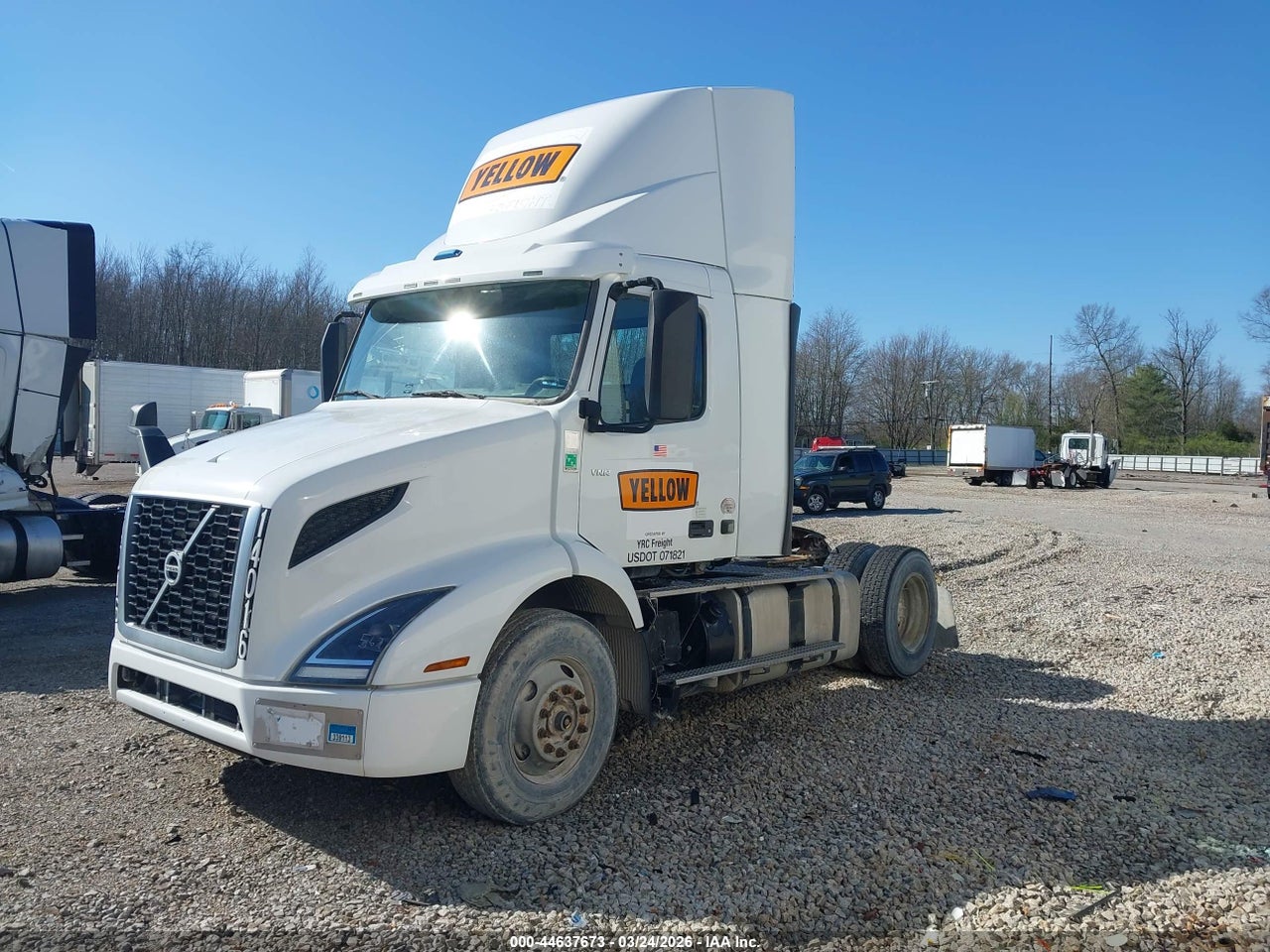 2019 VOLVO VNR · 2/4