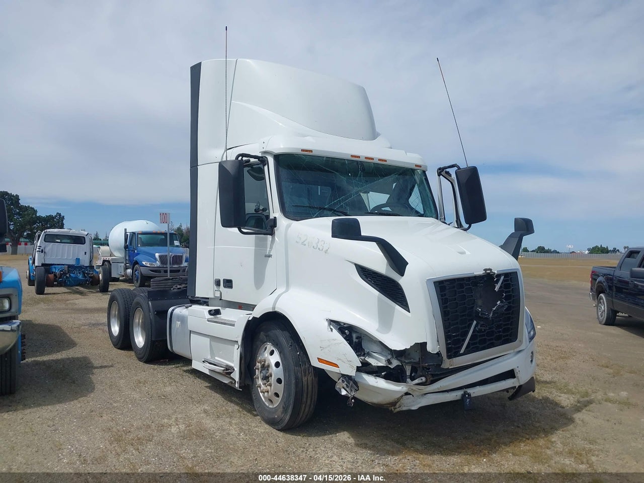 4V4WC9EH8SN****** · 2025 VOLVO VNR