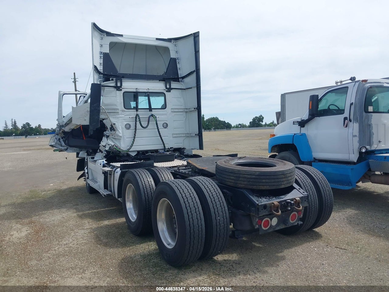 2025 VOLVO VNR · 3/4