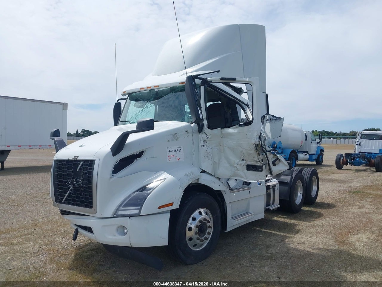 2025 VOLVO VNR · 2/4