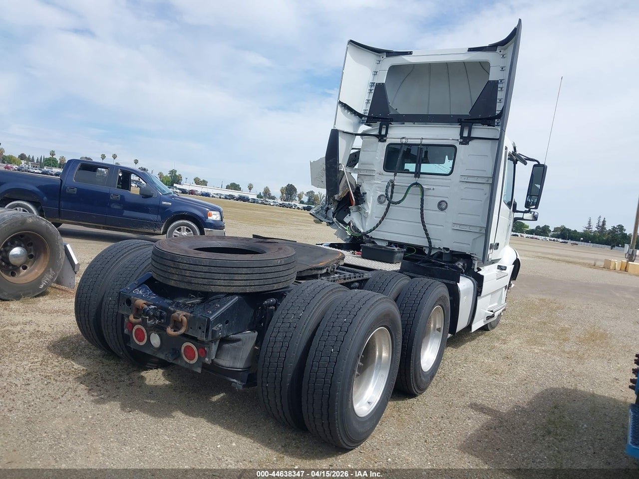 2025 VOLVO VNR · 4/4