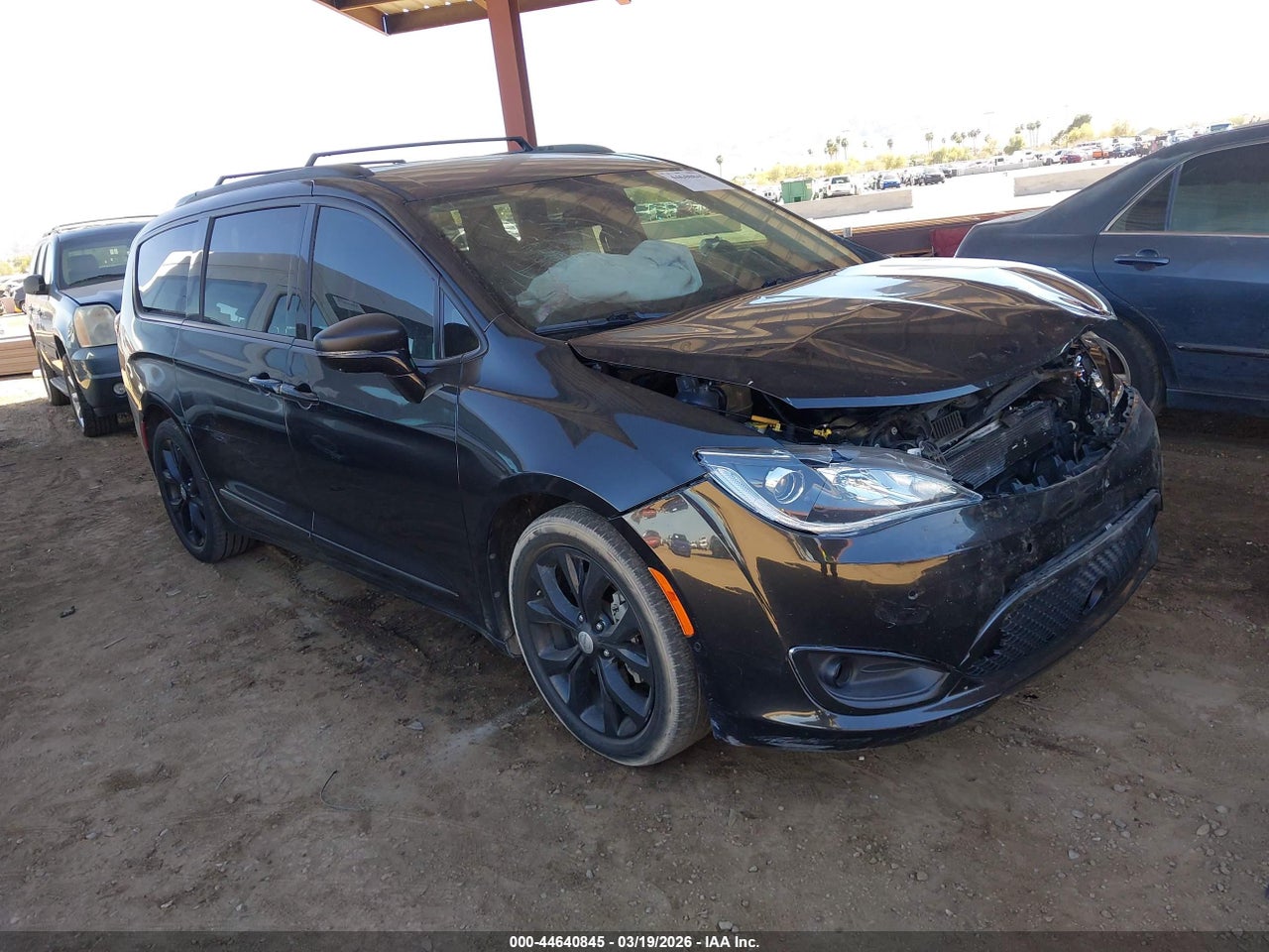 2C4RC1GG8HR****** · 2017 CHRYSLER PACIFICA LIMITED