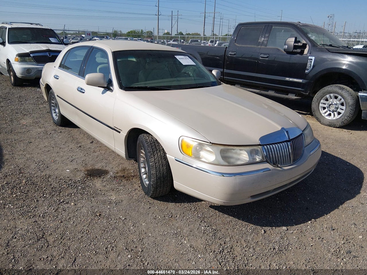 1LNHM83W9YY****** · 2000 LINCOLN TOWN CAR CARTIER