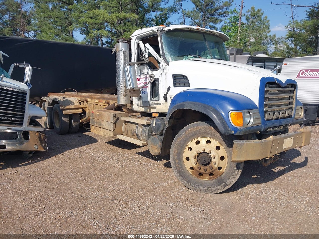 1M2AG11C04M****** · 2004 MACK 700 CV700