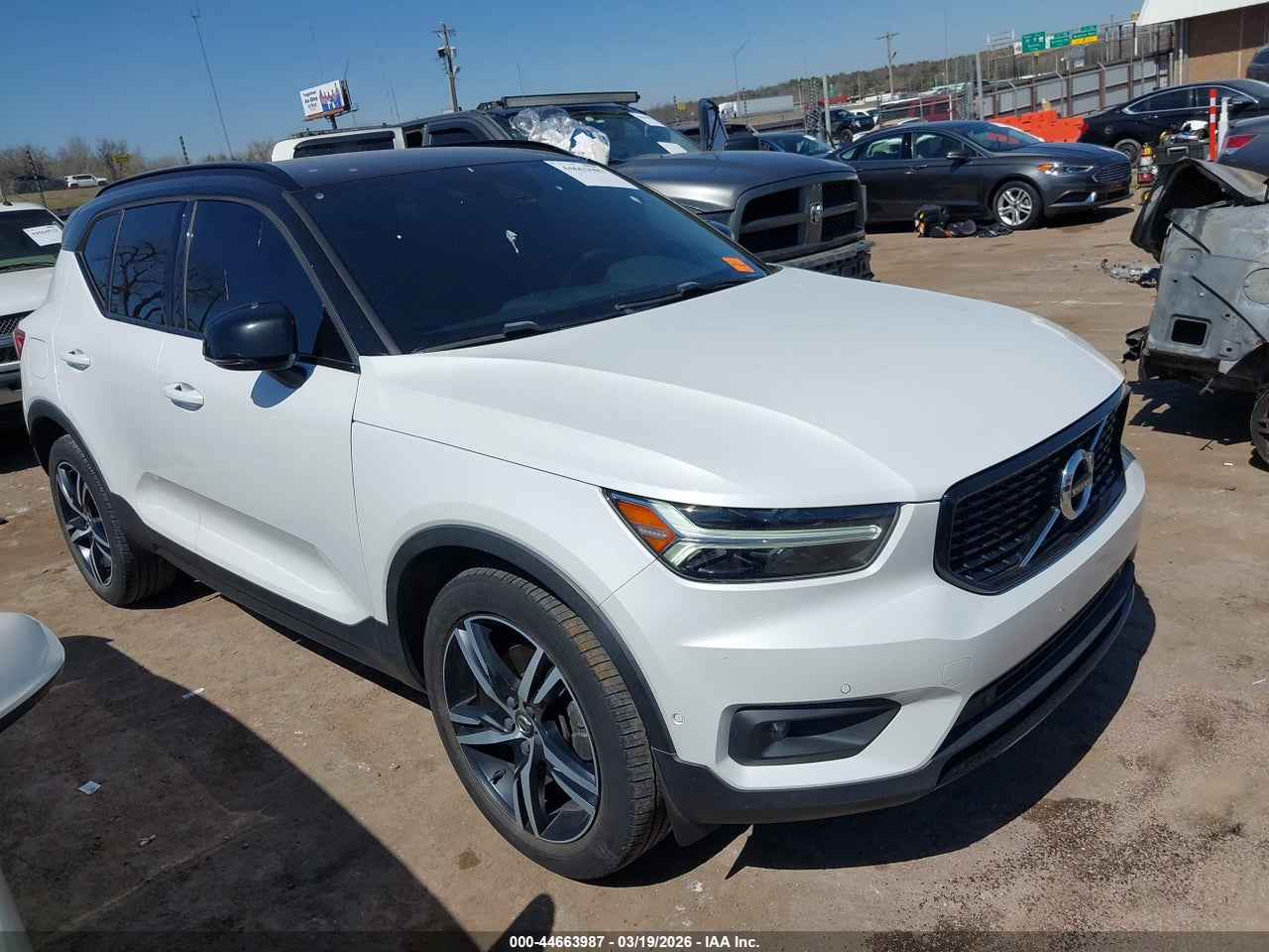 YV4162UM8K2****** · 2019 VOLVO XC40 T5 R-DESIGN