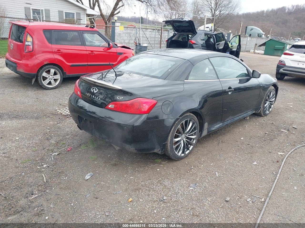 2011 INFINITI G37   · 4/11