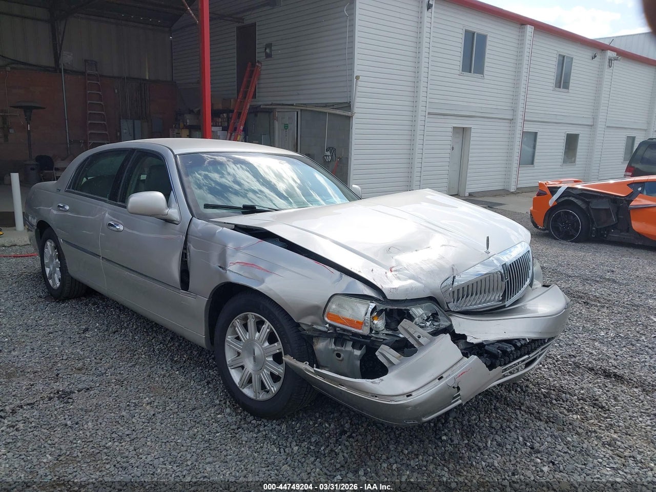 2LNBL8CV7BX****** · 2011 LINCOLN TOWN CAR SIGNATURE LIMITED